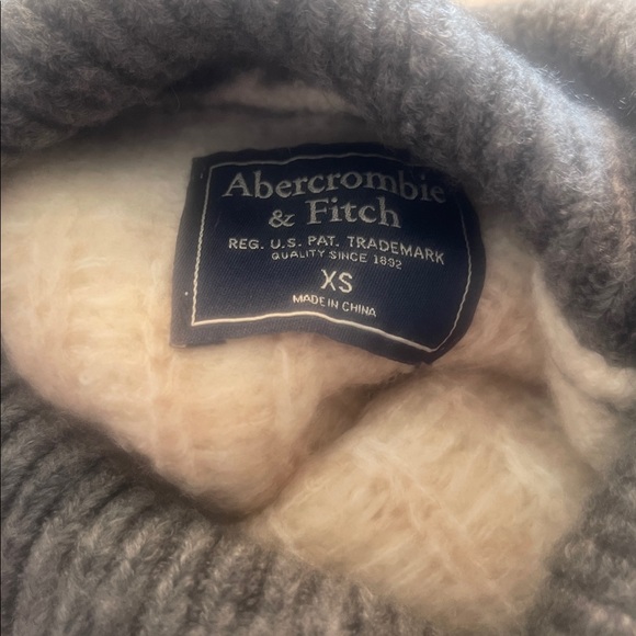 Abercrombie Fitch Turtleneck Sweater Fair Isle Gray White Winter Women’s XS - Picture 3 of 4